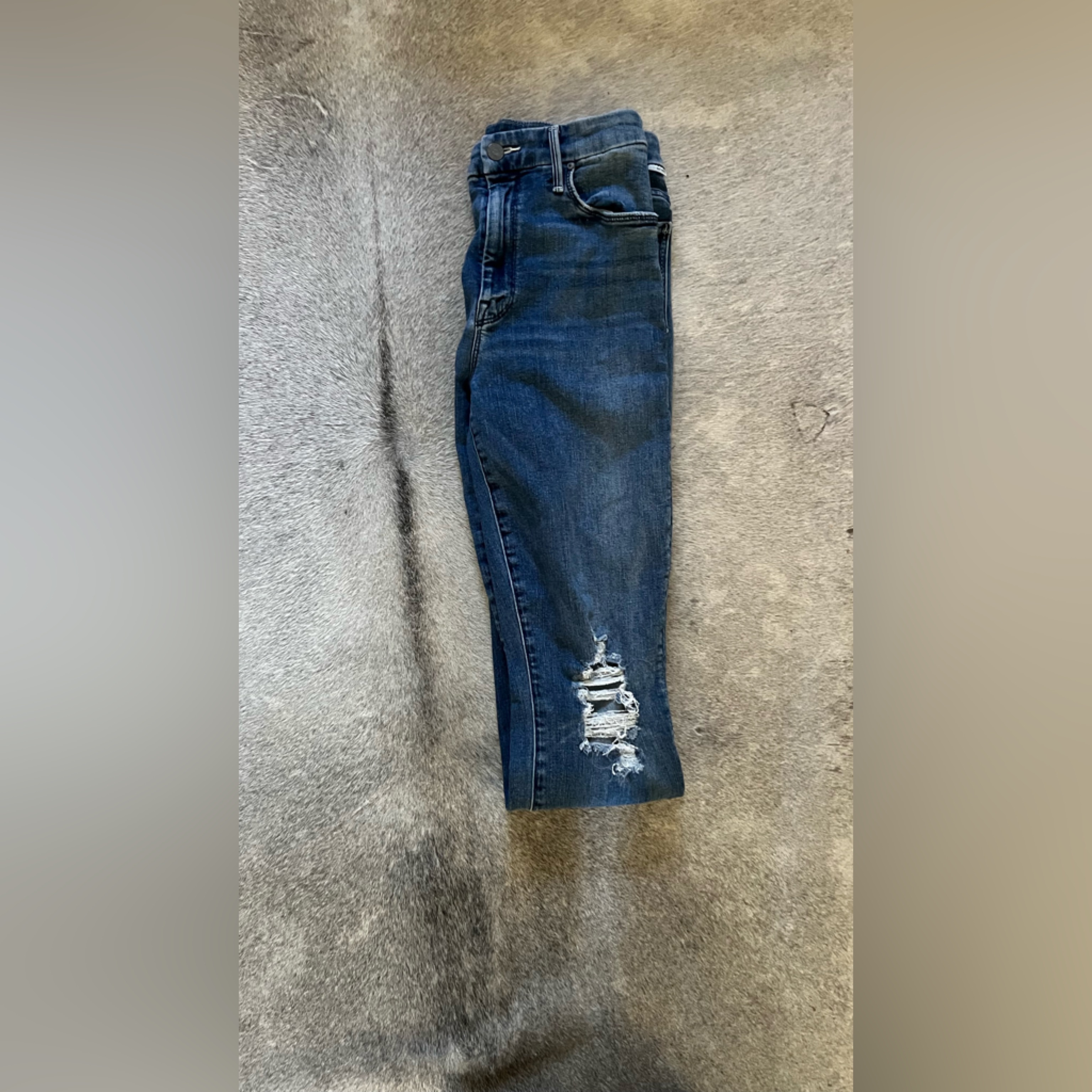 Mother’s Blue Fitted Mid- Rise Ripped Jeans Size 29